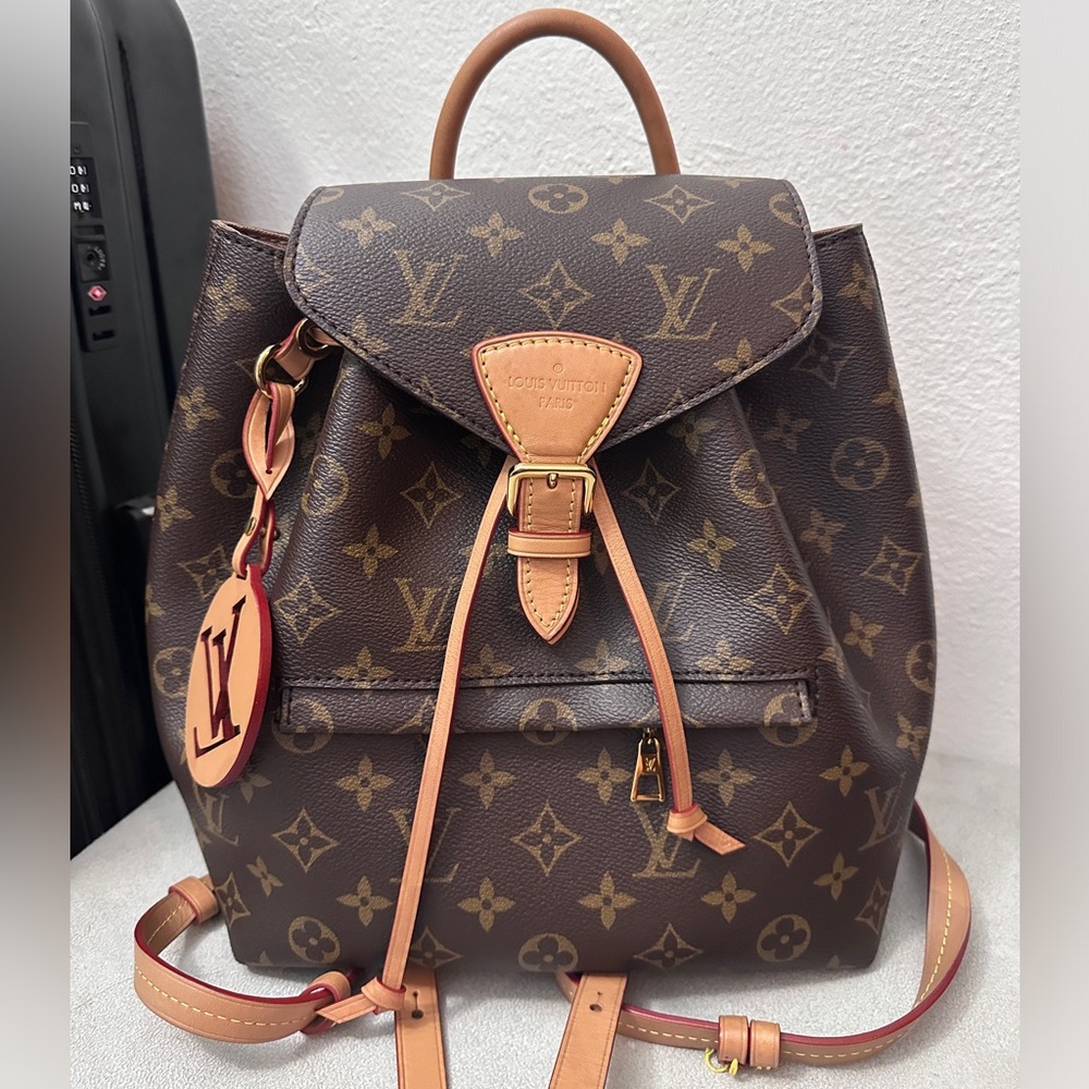 AUTHENTIC Louis Vuitton Monogram Montsouris with date code SD3220